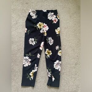 One by Chapter One black floral work pants with tapered leg & pockets - size XS